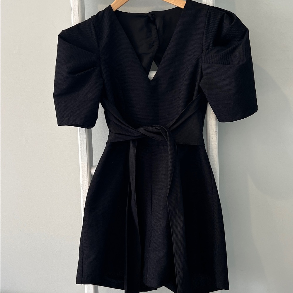 Topshop open back Black Puff Sleeve black textured belted Romper size 6 - Picture 2 of 11